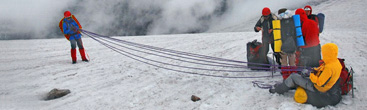 Подготовка веревки для связки на закрытом леднике