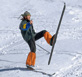 Подъем по крутому снежному склону на лыжах серпантином