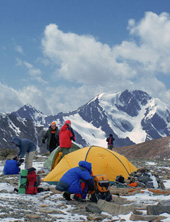 Обустройство палаточного лагеря на седловине перевала Надежда в Киргизском хребте