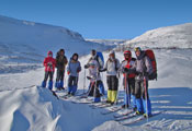 Туристы лыжники в Лапландии