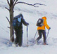 Тропление лыжни в глубоком снегу на склоне