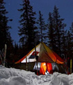 Лыжная палатка в зимней тайге ночью