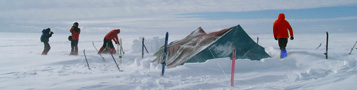 Полярная палатка и ветрозащитная стенка из снежных кирпичей