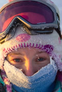 Северный мороз на лице участницы лыжного похода по Карелии